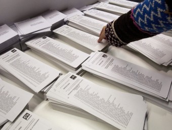Paperetes electorals de diferents formacions, en un col·legi electoral. EL PUNT AVUI