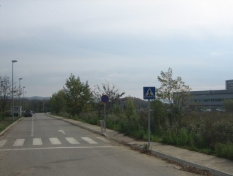 Una imatge de la nova via que s'obrirà a prop de l'AP-7 centre i que transcorre en paral·lel a l'empresa Nestlé. J. FERRER