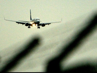 Un avió en el moment d'enlairar-se, a l'aeroport de Girona. MANEL LLADÓ
