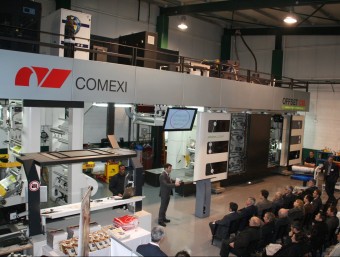 Els assistents a les primeres jornades contemplen la nova impressora de Comexi Group instal·lada a l'empresa Inpacsa, de Cassà de la Selva. COMEXI GROUP-