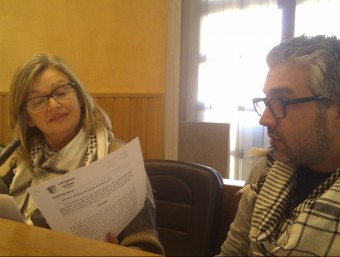 Loles Ripoll i Juama Ramon amb mocadors palestinencs a la sessió plenària d'ahir dimecres. C. XIRIVELLA