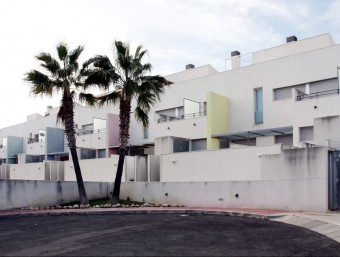 El bloc d'apartaments  D'ALCANAR PLATJA QUE UNA SENTÈNCIA ORDENA ENDERROCAR ACN