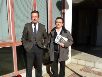 Xavier Targa, a la dreta, acompanyat del seu advocat, Jordi Tirvió, a la sortida del jutjat de Santa Coloma de Farners, ahir al migdia. NURI FORNS