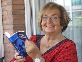 Rosa Domènech, amb el llibre d'Impuls a l'Acció Social sobre Josep Castaño i Colomer ARXIU