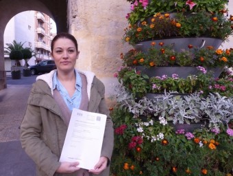 La diputada i regidora Mireia Mollà a les portes de l'Ajuntament d'Elx. EL PUNT AVUI