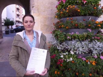 Mireia Mollà a les portes de l'Ajuntament d'Elx amb una reclamació. EL PUNT AVUI