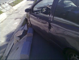 Cotxe accidentat degut a les deficiències de les obres del barranc. CEDIDA