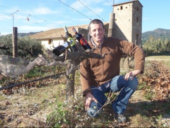 Toni Cerdà, del celler Bouquet d'Alella, mostra els seus vins.  T.M