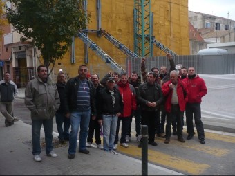 Els treballadors reunits en una de les obres de l'empresa.  E.F