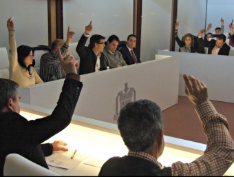 Moment de la votació dels components del plenari municipal. EL PUNT AVUI