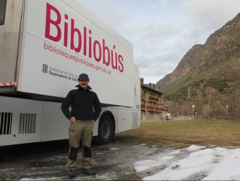 Aleix Gistau, amb el bibliobús a Escaló (Pallars Sobirà), aquest dijous D.M