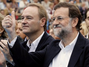 El president Fabra amb el cap de l'executiu espanyol en un acte a València. JOSÉ CUÉLLAR