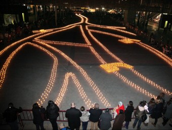 La plaça Catalunya de Figueres, il·luminada ahir per milers d'espelmes JOAN SABATER