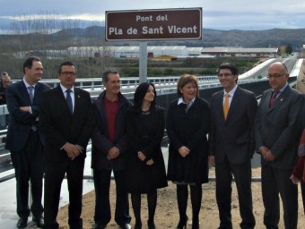Representants polítics sota el cartell del pont nou del Pla de Sant Vicent. EL PUNT AVUI