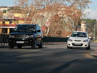 Una imatge recent del carrer Pont de la Barca de Girona, amb els dos carrils per a vehicles d'entrada a la ciutat. L'any que ve, l'Ajuntament traurà un dels dos carrils per encabir-hi el carril bici. MANEL LLADÓ