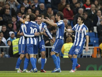 Els jugadors de l'Espanyol celebren un gol al Bernabéu. EFE
