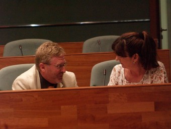 Els regidors de Compromís intercanvien opinions durant una sessió plenària. ESCORCOLL