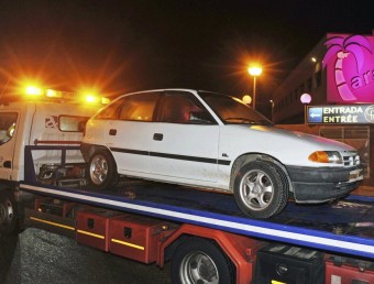 Una grua  s'emporta el vehicle en què hi havia la dinamita que es volia fer explotar davant el Paradise  ROBIN TOWNSED / EFE