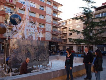 L'alcaldessa d'Ibi visita la instal·lació del monument provisional. B. SILVESTRE