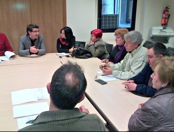 Reunió de l'alcalde amb els representants veïnals de la barriada. EL PUNT AVUI