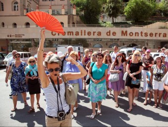 Guia turística amb un grup de visitants estrangers al monestir de Montserrat.  ARXIU