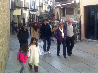 Turistes i visitants passegen pels carrers de la vila. EL PUNT AVUI
