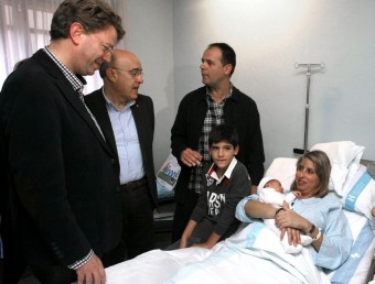 L'alcalde de Tortosa, Ferran Bel, i el conseller de Boris Ruíz, amb el Gerard i la seva família aquest dimarts a l'Hospital de Tortosa EFE