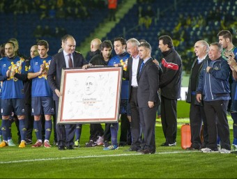 Johan Cruyff va rebre, per part d'Andreu Subies i Ivan Tibau, un dibuix signat per tots els jugadors de la selecció JOSEP LOSADA