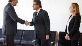 El president del govern espanyol, Mariano Rajoy, i el de la Generalitat, Artur Mas, se saluden en presència de la titular de Foment, Ana Pastor, aquest dimarts a l'estació de Sants ACN