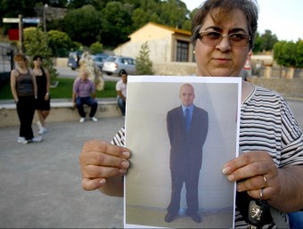 Isabel Muelas la mare del noi desaparegut mostra la foto de Sergi Suárez després de la desaparició. LLUÍS SERRAT