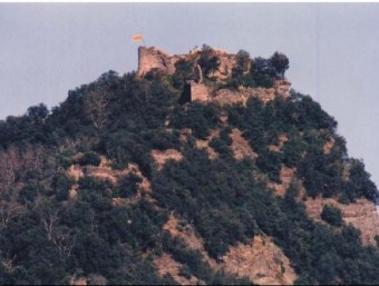 Una vista del castell d'Hostoles, que domina la vall que li dóna nom i que està relacionat amb els Remences. J.C