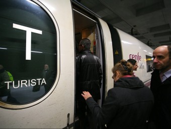 Viatgers pujant a un tren d'alta velocitat el primer dia de l'entrada en servei, a la nova estació de Girona. LLUÍS SERRAT