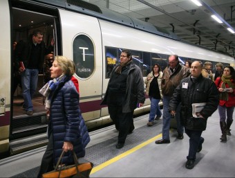 Els passatgers del TAV el dia que es va posar en funcionament la línia el dia 9 de gener, ara fa poc més d'un mes a l'estació de Girona LLUÍS SERRAT
