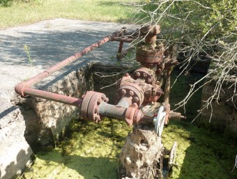 Un dels pous antics de Riudaura, on ara, una empresa volia buscar gas amb fracking. J.C