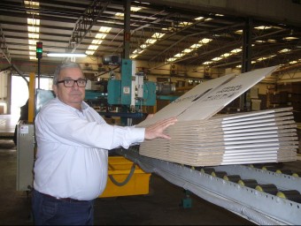 Antonio Arco mostra una de les caixes durant el procés de fabricació.  L.M