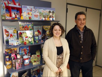 Anna Sanfeliu i Josep Gironès al costat d'un expositor amb els productes de llicències que comercialitzen arreu.  ORIOL DURAN