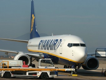 Aeronau de Ryanair a l'aeroport de Girona. LLUÍS SERRAT