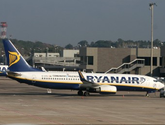 Un avió de Ryanair a les instal·lacions de l'aeroport de Girona LLUÍS SERRAT