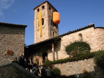 El campanar d'Espinelves, cobert amb una gran senyera MONTSE BARRERA