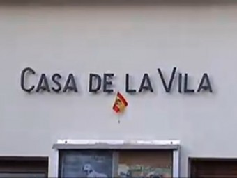 L'alcalde de Gallifa, Jordi Fornas (SI), ha col·locat una petita bandera espanyola per complir la llei
