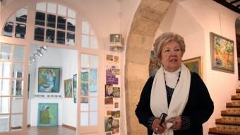 La galerista Àngels Andreu,   A L'ESPAIOSA SALA DE LA GALERIA ÀGORA 3 DE SITGES JUANMA RAMOS