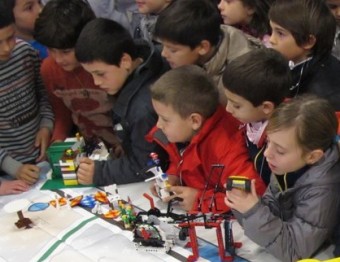 Nens de les escoles El Pla i Bosc de la Pabordia, de Girona, que participaran a la Junior First Lego League J.N