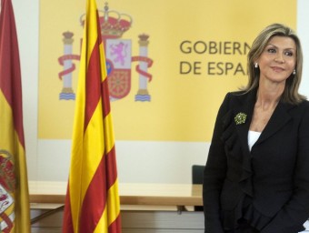 La delegada del govern espanyol, María de los Llanos de Luna, amb les banderes espanyola i catalana en la seva presa de possessió del càrrec J. LOSADA