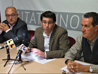 Roda de premsa del passat 22 de novembre, a la qual l'Alcalde d'Ontinyent, Jorge Rodríguez; el regidor d'Hisenda, Josep Francés; i el de Política Social, Manuel Ruiz, presentaven un paquet de mesures contra els desnonaments. EL PUNT AVUI