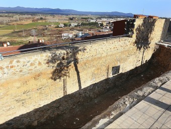 Les obres a la muralla de Llagostera per fer-hi el mur soterrat de contenció MANEL LLADÓ