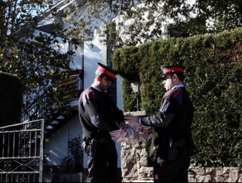 Dos Mossos custodiant ahir l'entrada de la casa on es van trobar les dues dones mortes LLUÍS VILARÓ / CN