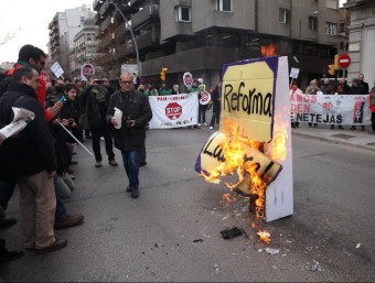 Cremada simbòlica de la reforma laboral, davant de la Cambra de Comerç. JOAN SABATER
