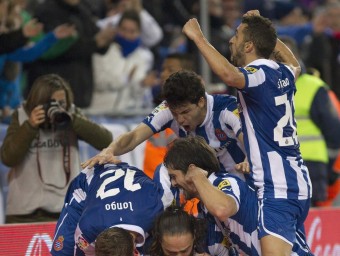 Els jugadors de l'Espanyol celebren el gol del triomf marcat per Raúl Baena. F.CASALS