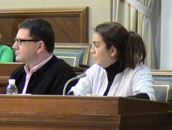 Facund Puig i Lorena Milvaques als seusllocs de regidors. EL PUNT AVUI