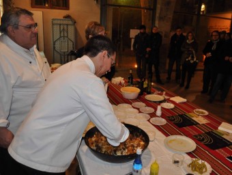 Uns cuiners preparen un plat elaborat a base de tòfona a Morella. EL PUNT AVUI
